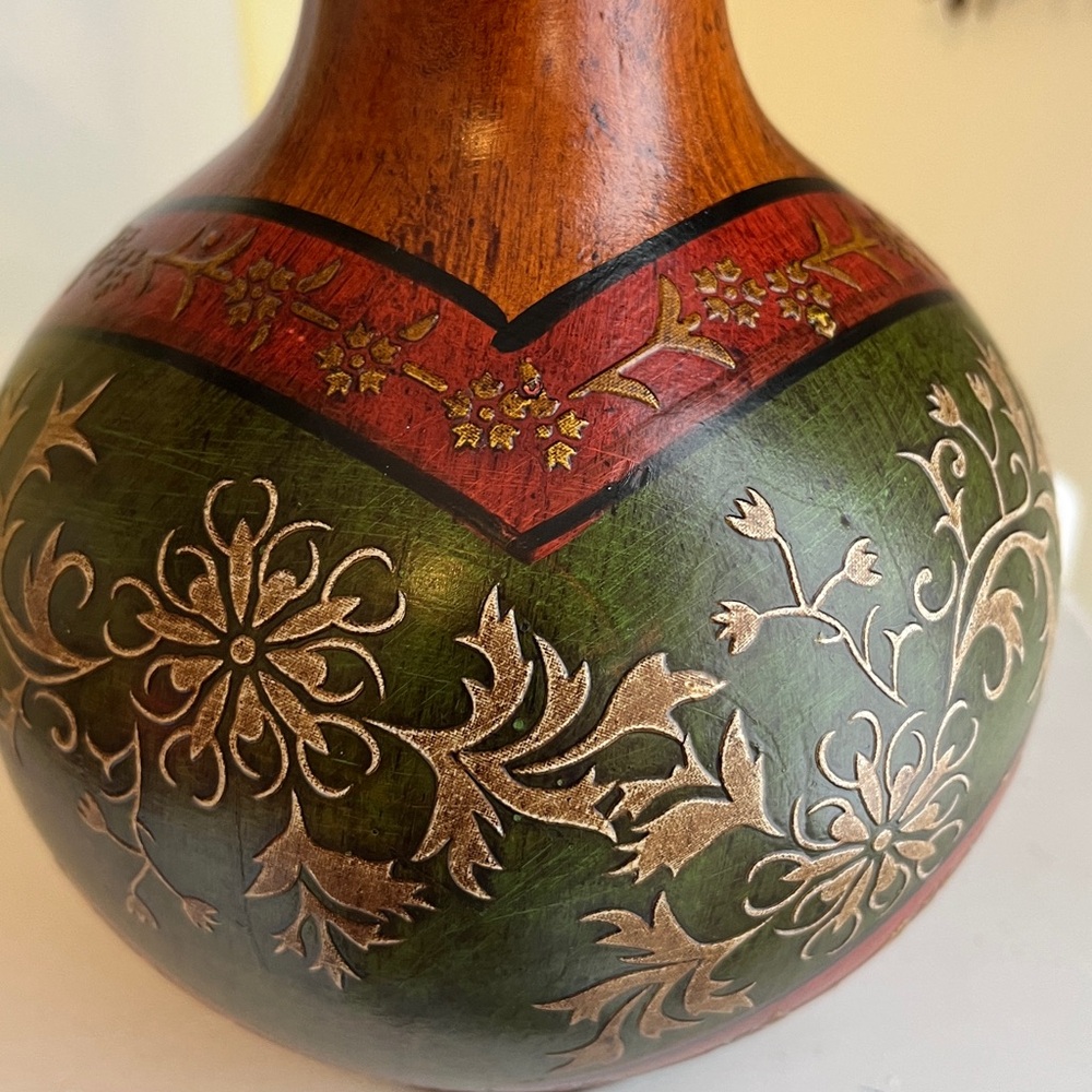 Hand-carved terra cotta pottery vase with a floral inlay design - Picture 7 of 7